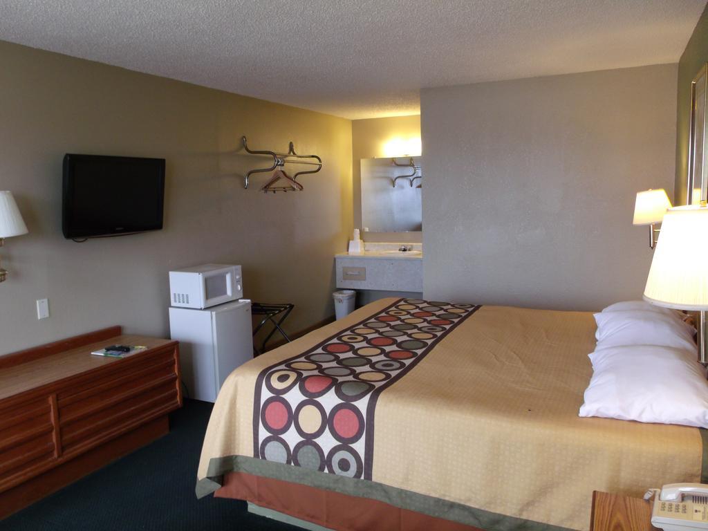 Budgetel Inn & Suites Butler Bagian luar foto