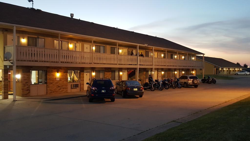 Budgetel Inn & Suites Butler Bagian luar foto