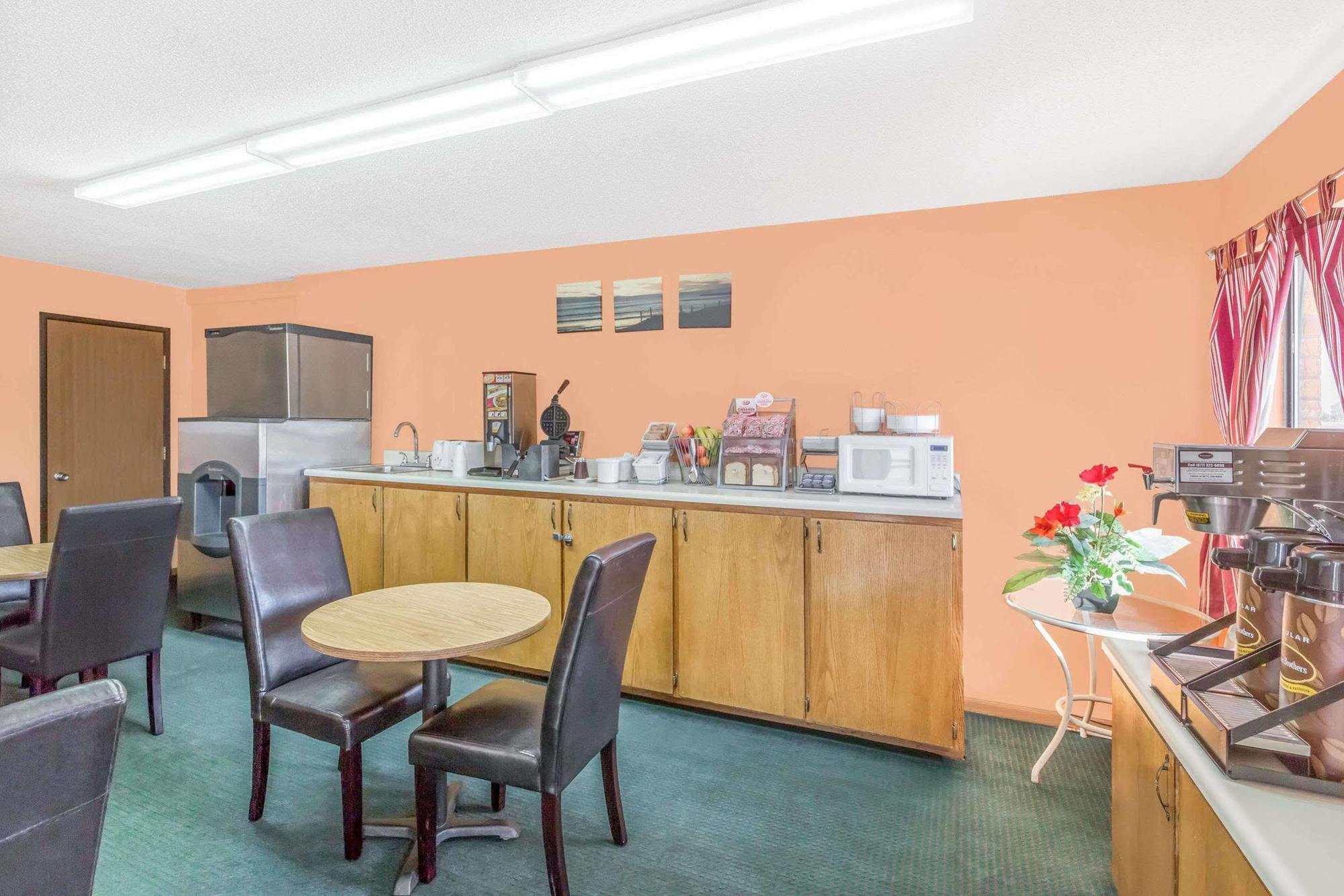 Budgetel Inn & Suites Butler Bagian luar foto